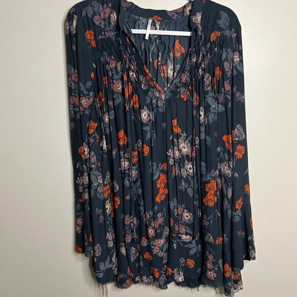 Free People Crepe Size Large Navy Floral Boho Tunic Top - Picture 3 of 8